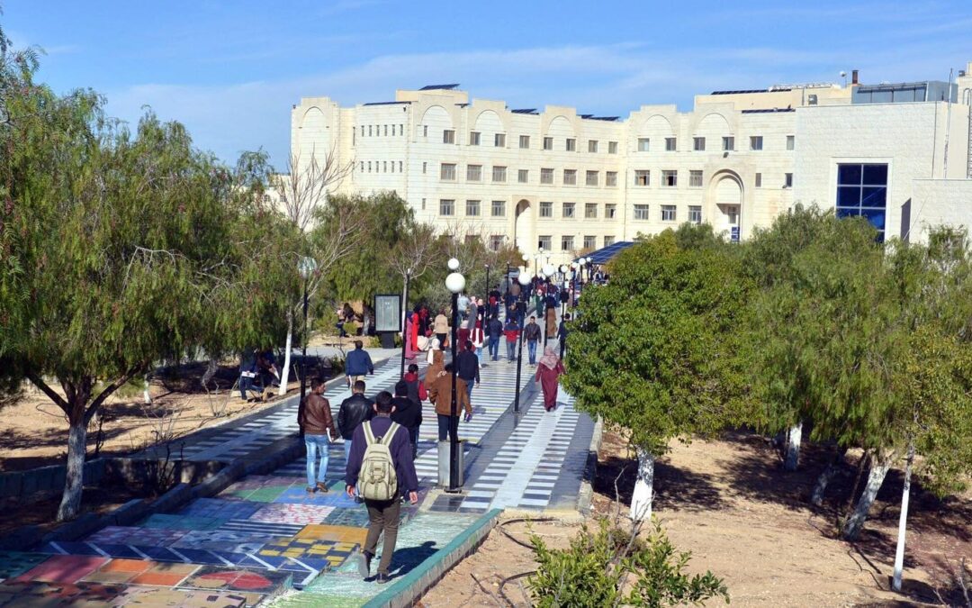 جامعة الطفيلة التقنية ترفع رسوم التسجيل ٣ دنانير اضافية لتصبح ٤٣ دينار، الى جانب امتناع الجامعة عن صرف بدل المحروقات للطلبة، ورداءة خدمات الطباعة والمختبرات والتدفئة التي يدفعون من اجلها هذه الرسوم.
